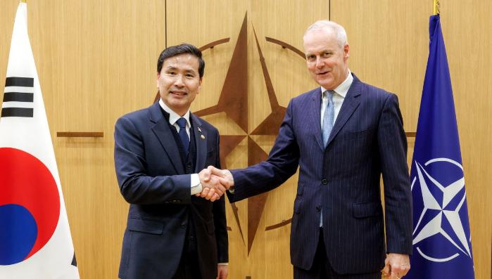 김선호 국방부 차관, 나토 사무차장 대행과 회담 나토 국방장관회의 참석차 벨기에를 방문 중인 김선호(왼쪽) 국방부 차관이 16일(현지시간) 보리스 루게 나토 사무차장 대행과 만나 악수하고 있다. 김 차관과 루게 사무차장 대행은 한-나토 간 국방·방산 협력 확대에 대해 심도 있게 논의했다. 국방부 제공