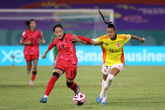 U-17 여자 월드컵 첫 경기 무승부 17일(한국시간) 도미니카공화국 산토도밍고의 펠릭스 산체스 경기장에서 열린 2024 국제축구연맹(FIFA) 17세 이하(U-17) 여자 월드컵에 참가한 한국이 콜롬비아와의 첫 경기에서 1-1 무승부를 기록했다. 사진은 한국희(왼쪽)가 콜롬비아의 자르하이 곤살레스와 볼 다툼을 하는 장면. 연합뉴스