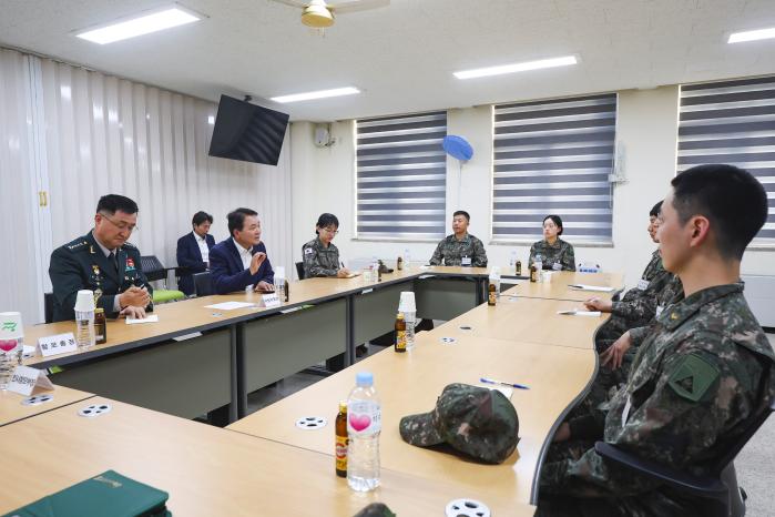 성일종(왼쪽 둘째) 국회 국방위원장과 박안수(맨 왼쪽) 육군참모총장이 17일 육군부사관학교에서 부사관, 부사관후보생들과 복무여건 개선을 위한 간담회를 하고 있다.