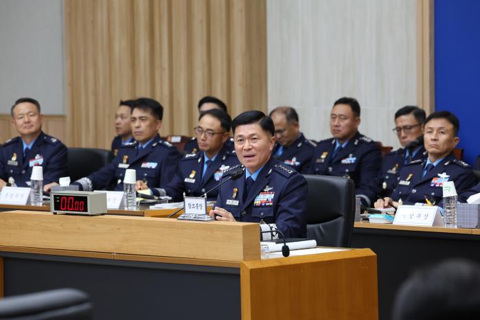 이영수 공군참모총장이 지난 18일 계룡대에서 열린 해·공군 국정감사에서 의원 질의에 답하고 있다. 이경원 기자