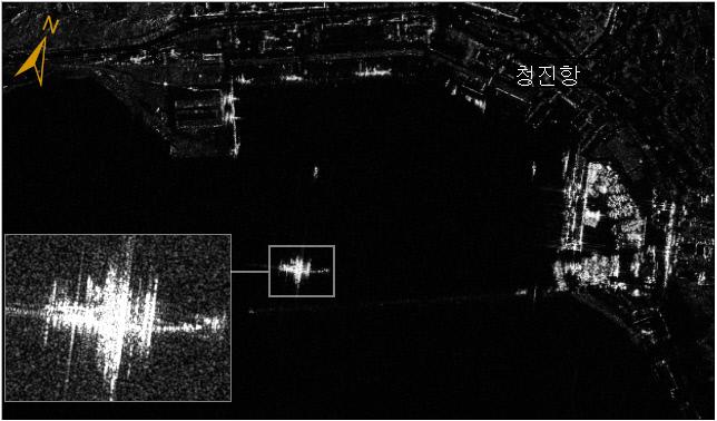 지난 12일 북한 병력 수송 목적의 러시아 함정 활동 모습. 우리나라가 운용하는 합성개구레이다(SAR) 탑재 위성으로 촬영된 것으로 알려졌다. 국가정보원 제공