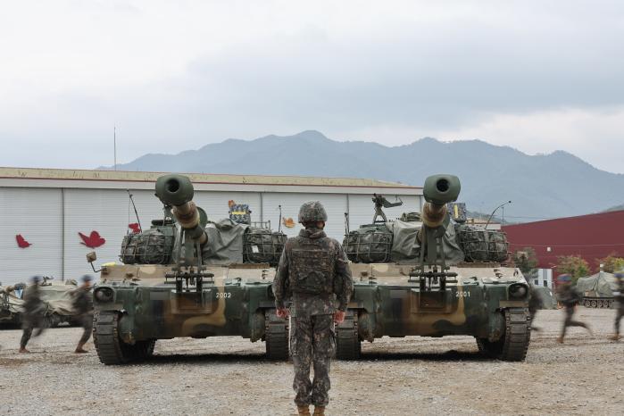 지난 18일 충북 괴산군 일대에서 육군30기갑여단 웅비대대 장병들이 호국훈련을 앞두고 K55A1 자주포 사격절차를 숙달하고 있다.