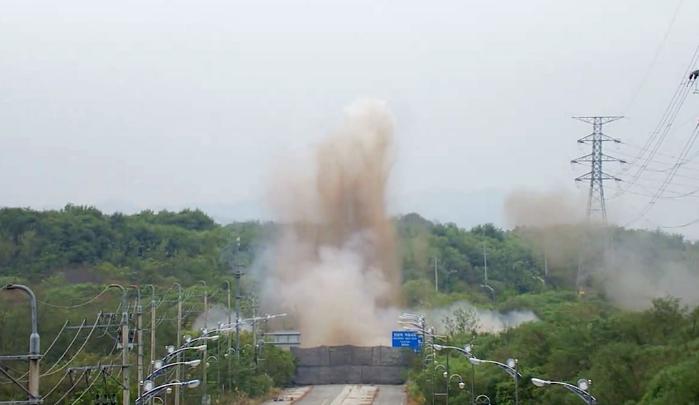 우리 군 감시장비가 지난 15일 포착한 북한의 경의선 남북 연결도로 폭파 장면. 합참 제공 영상 캡처