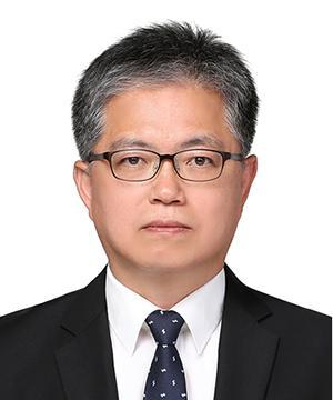 필자 박정욱은 스타뉴스 소속 스포츠 전문기자다. 1994년 스포츠서울에 입사해 1997년부터 축구, 야구, 농구 등 다양한 종목의 현장을 누비며 취재하고 있다.