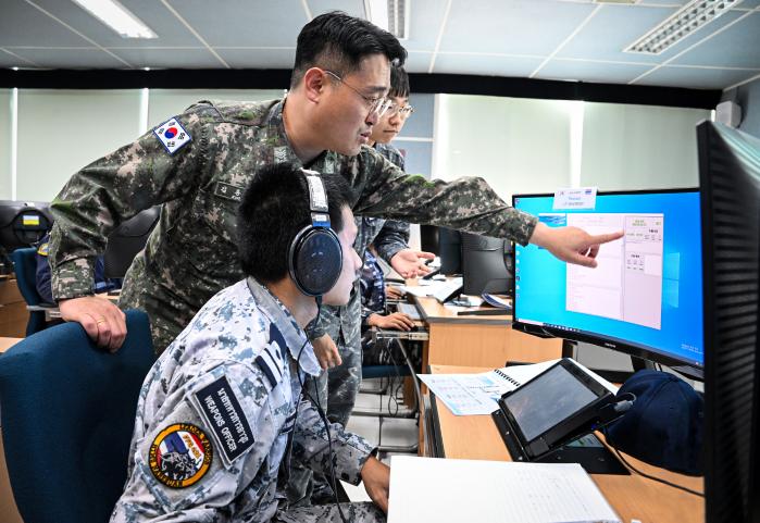 해군교육사령부에서 국제대잠전 과정에 참여 중인 외국군 장교가 교관의 지도하에 청음실습을 하고 있다. 사진 제공=정윤화 하사