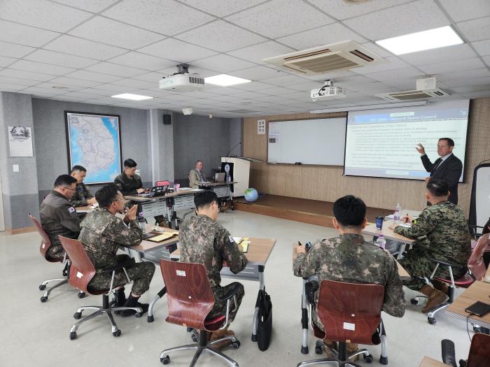 23일 국방대 서울캠퍼스에서 열린 우주고위급과정 교육생들이 미 우주군 소속 전문교수들로부터 교육받고 있다. 육군 제공