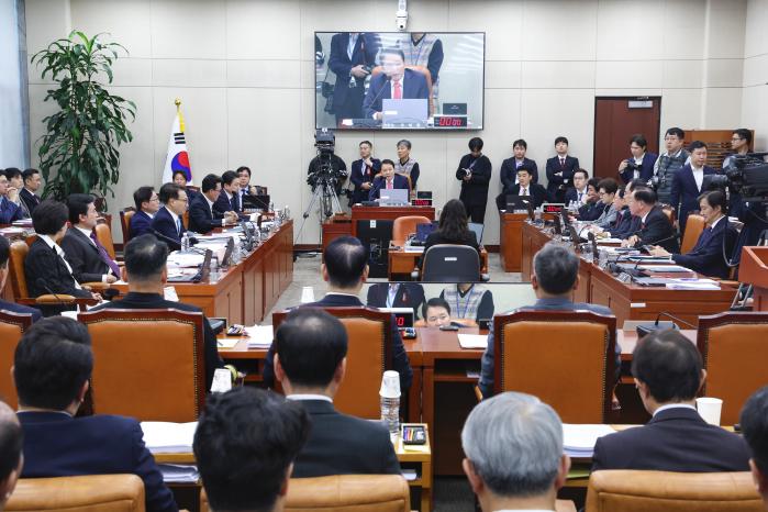 24일 서울 여의도 국회에서 열린 국방부·병무청·방위사업청 등에 대한 국방위원회 종합국정감사에서 성일종 위원장이 발언을 하고 있다.