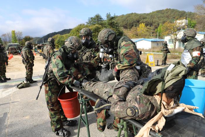 사단급 전투력복원 훈련 중 육군21보병사단 장병들이 부상자를 응급처치하고 있다.