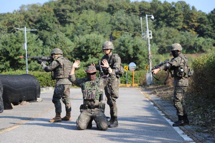 육군55보병사단 국가중요시설 통합방호훈련에서 장병들이 거동수상자를 제압하고 있다.