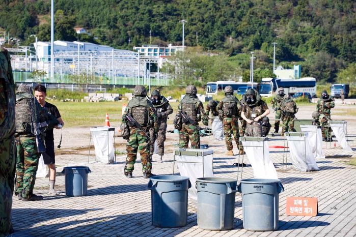 육군31보병사단 장병들이 여수엑스포역 일대에서 진행된 핵·WMD 사후관리 훈련에서 정밀 인체제독을 하고 있다.