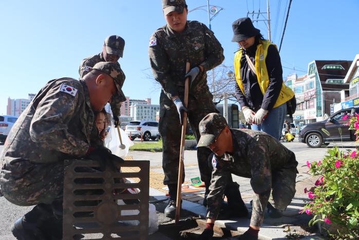 24일 해군8전단 장병들이 진해 북원로터리에서 배수로를 정화하고 있다. 부대 제공