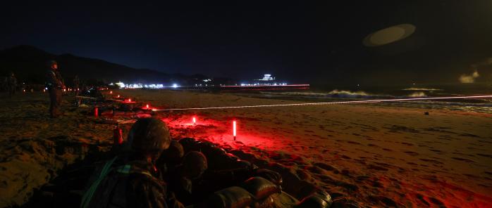 육군23경비여단 장병들이 지난 24일 강원도 강릉시 옥계해변에서 호국훈련의 하나로 열린 대규모 합동 대해상특수작전 중 공용·개인화기를 이용해 해상에 있는 적을 격멸하고 있다.