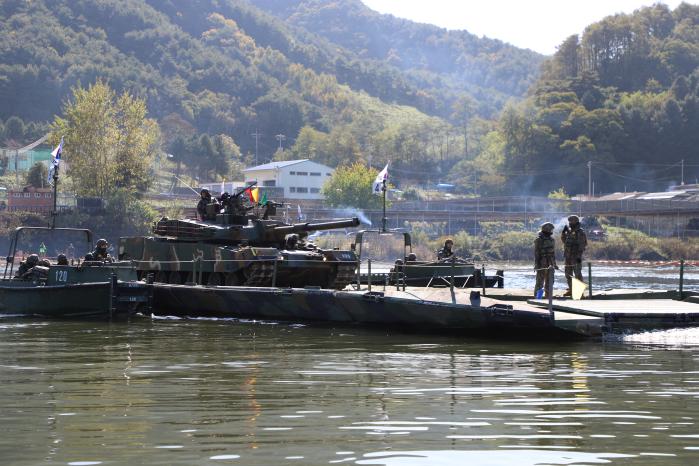 지난 24일 강원도 인제군 소양강 일대에서 열린 육군3공병여단 문·부교 구축훈련에서 20기갑여단 전력이<br>문교를 활용해 도하하고 있다. 부대 제공