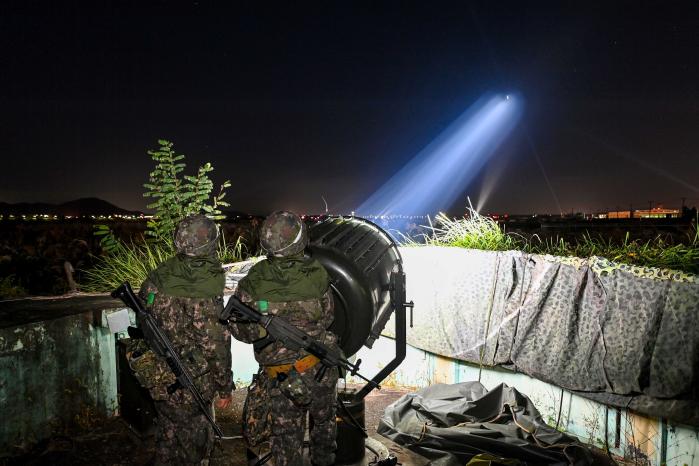 공군1전투비행단 기지방어 임무 장병들이 야간 훈련 중 적 항공기를 추적하고 있다. 사진 제공=이준혁 일병