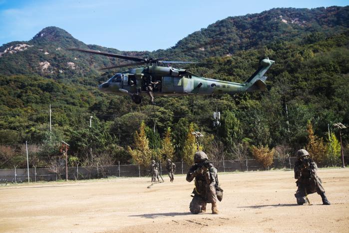 육군56보병사단 장병들이 UH-60 블랙호크 헬기를 이용해 급속 헬기 로프 하강 훈련을 하고 있다. 부대 제공