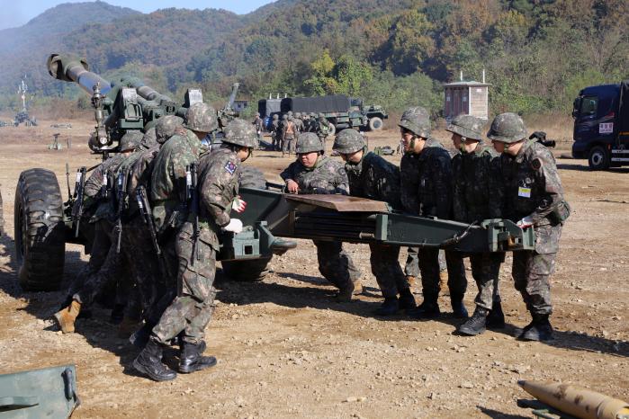 육군1군단 동시통합 동원훈련에 참가한 72보병사단 예비군들이 포탄 사격을 위해 155㎜ 견인포를 방렬하고 있다. 부대 제공