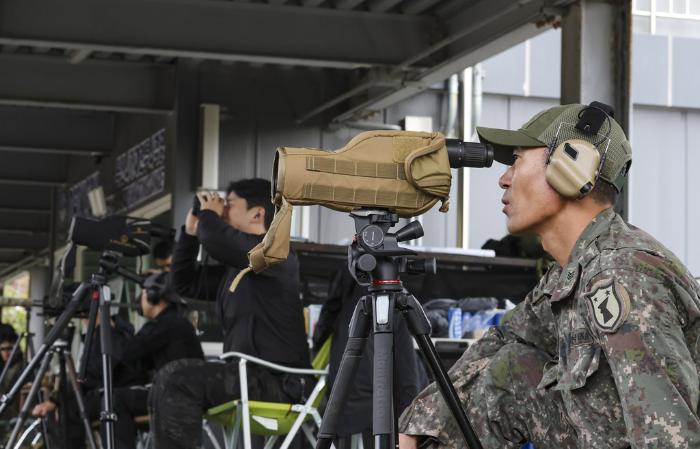 육군32보병사단 기동대대 저격수(위)와 관측수가 29일 충남 예산군 덕산사격장에서 열린 군·경·해경 합동 저격수 사격훈련중 표적을 겨누고 있다.