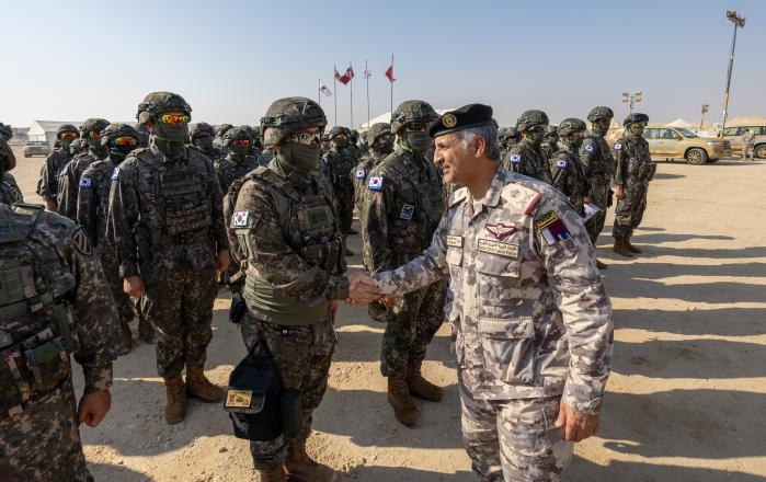 사이드 후세인 알 카야린(오른쪽) 카타르 지상군사령관이 현지 연합훈련에 앞서 우리 군 장병들과 악수를 나누고 있다.