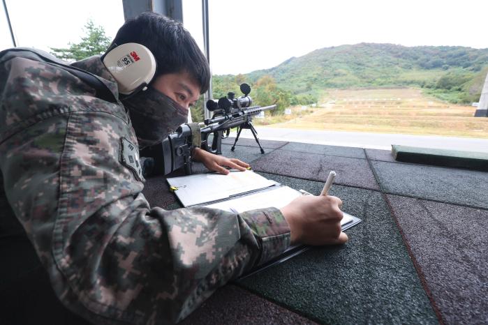 사격 정보철에 제원을 적는 기동대대 장병.