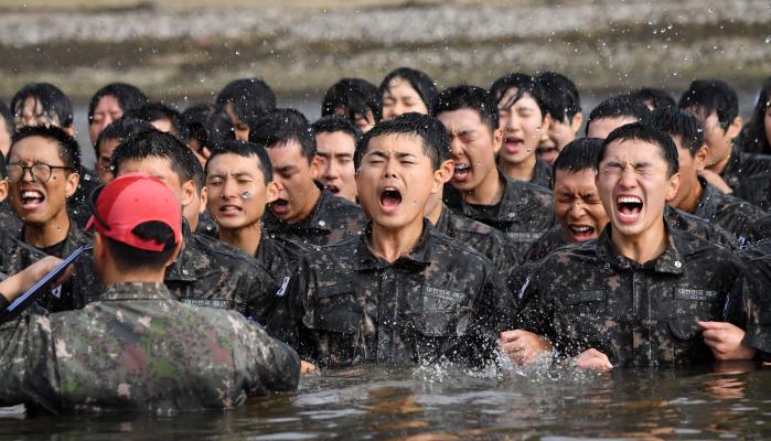 137기 해군사관후보생들이 해군사관학교 앞바다 옥포만에서 정예 해군 장교로 거듭나기 위해 실시하는 ‘옥포만 의식’을 하고 있다. 부대 제공