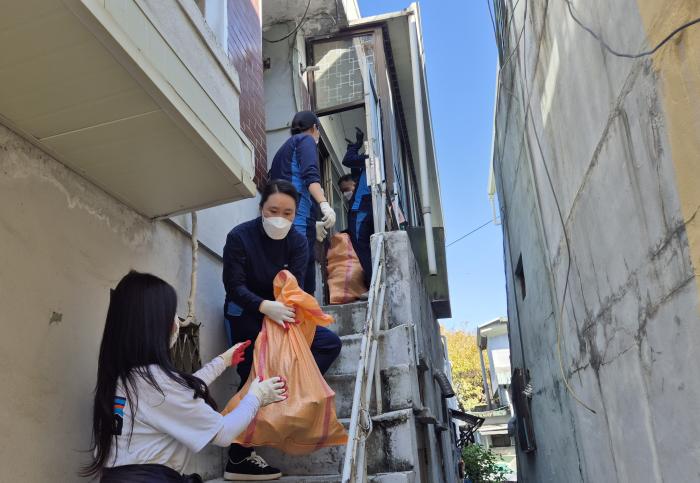 공군군수사령부 장병들이 30일 부대 인근 독거 어르신집을 방문해 주거환경 정리 활동을 하고 있다. 부대 제공