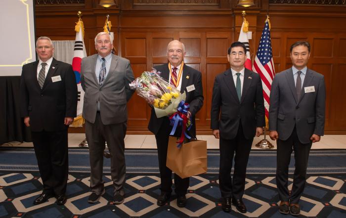 김용현(오른쪽 둘째) 국방부 장관이 29일(현지시간) 미국 워싱턴DC에서 제56차 한미안보협의회의를 계기로 마련된 한미동맹의 밤 행사 중 고 딘 헤스 대령의 두 아들과 기념사진을 찍고 있다. 왼쪽부터 폴 러캐머라 한미연합군사령관, 헤스 대령의 삼남 로널드 헤스, 장남 로렌스 헤스, 김 장관, 김형구 중앙일보 워싱턴총국장.