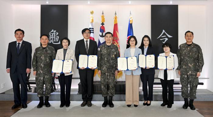 31일 계룡대 해군본부에서 열린 해군양성평등자문위원 위촉식에서 양용모(가운데) 해군참모총장과 자문위원들이 기념촬영을 하고 있다. 해군 제공