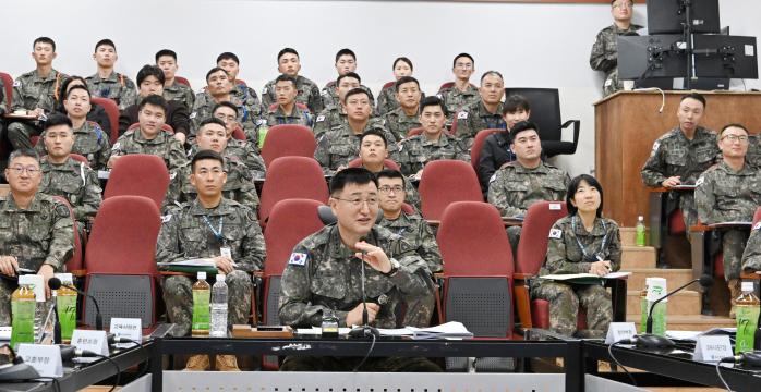 박안수 육군참모총장이 31일 충남 논산시 육군훈련소에서 열린 ‘신병교육훈련 발전 대토론회’에서 발언하고 있다. 육군 제공