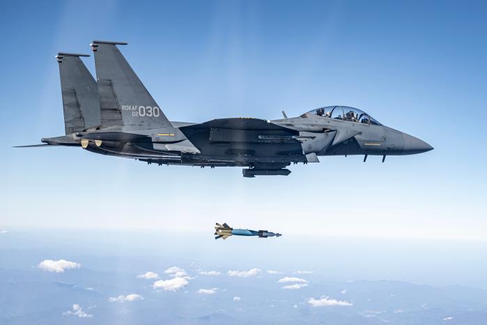 한국 공군 F-15K 전투기가 지난달 30일 ‘적 이동형·고정형 표적 실사격 훈련’에서 목표물을 향해 GBU-12 공대지 유도폭탄을 투하하고 있다.