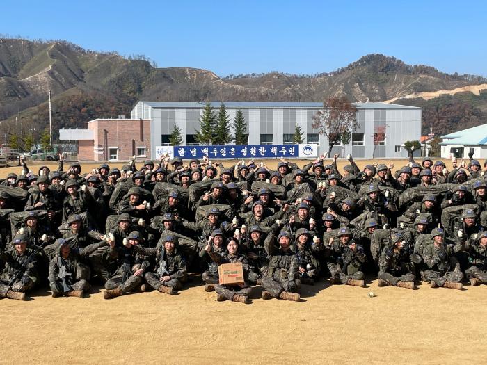 빙그레~웃으면 우리에게 바나나?…“병영사진 콘테스트 최우수상 탔어요” 국방일보 창간 60주년 기념 ‘빙그레 웃는 병영사진 콘테스트’ 최우수상 수상자인 육군21보병사단 진격대대 이오르난(맨앞줄 가운데) 중위와 부대원들이 지난달 31일 빙그레에서 부상으로 후원한 바나나맛 우유 500개를 들고 환하게 웃으며 기념사진을 찍고 있다. 이 중위는 “부대원 전원이 기쁨과 미소를 나눌 수 있게 후원해준 국방일보와 빙그레에 감사드린다”는 소감을 전했다. 부대 제공