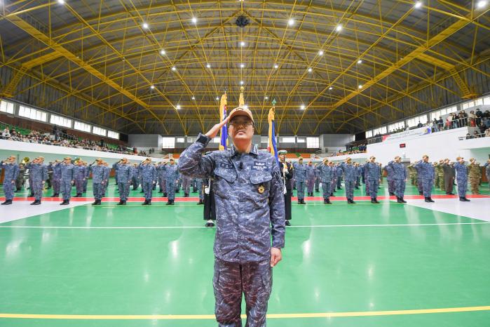 지난 1일 진해 군항에서 열린 청해부대 44진 출항 환송식에서 권용구(대령) 부대장을 비롯한 청해부대 44진 부대원이 경례하고 있다. 해군 제공