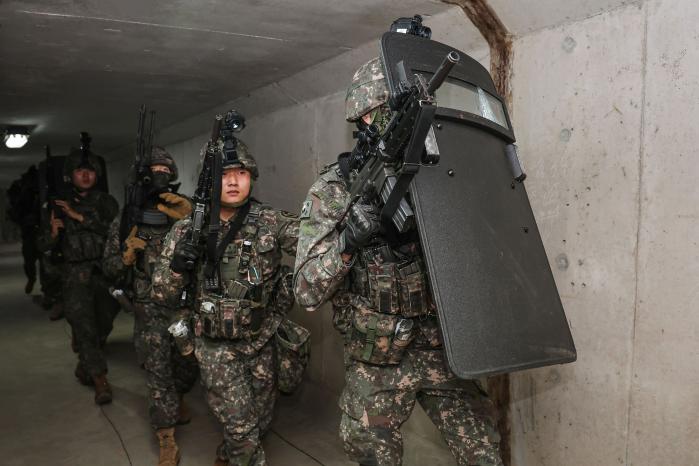 육군37보병사단 기동대대 장병들이 지난달 31일 충북 청주시 오창 지하공동구에서 거수자를 수색하고 있다. 부대 제공