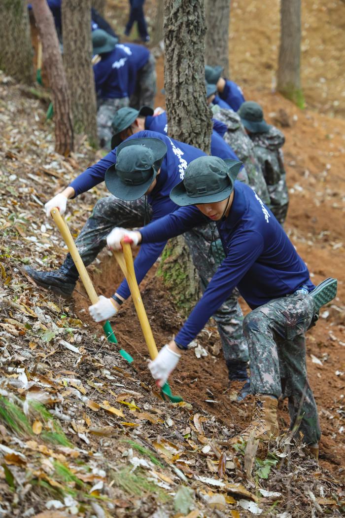 작은 흔적이라도…군위 365고지 유해발굴 작전 6·25전쟁 당시 낙동강 방어선 전투의 격전지였던 대구시 군위군 효령면 무명 365고지에서 유해발굴 작전을 전개 중인 육군50보병사단 팔공산여단 장병들이 지난 1일 작전 현장에서 가파른 경사면을 삽으로 파내고 있다. 이경원 기자