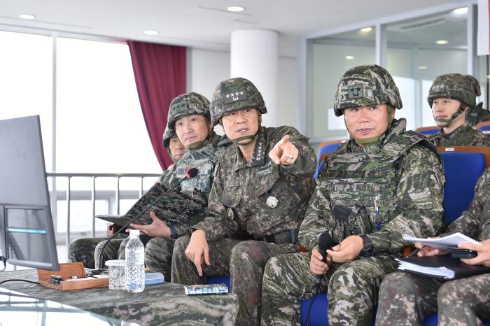 김명수(왼쪽 셋째) 합동참모의장이 4일 해병대2사단을 방문해 군사대비태세를 점검하고 있다. 합참 제공