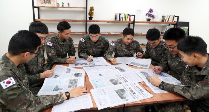 국방정신전력원이 4일 발행한 ‘정신전력 정책연구보고서 제9호(24-3호)’에 따르면, 국방일보 구독횟수가 1회 증가할 때마다 장병들의 정신전력 점수도 0.58점씩 증가하는 것으로 나타났다. 장병들이 국방일보를 활용한 정신전력교육에 참여한 모습. 양동욱 기자