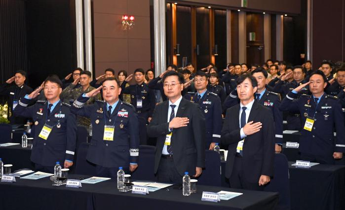 공군교육사령부가 개최한 ‘2024년 인적자원개발 발전 세미나’에서 참석자들이 국기에 대한 경례를 하고 있다. 사진 제공=고태호 상사