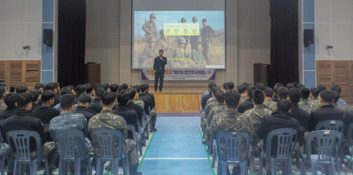 최근 서해 최북단에서 열린 국방정신전력원의 찾아가는 정신전력 아카데미에서 해군 해상전진기지 장병들이 대적관 특강을 듣고 있다. 정전원 제공