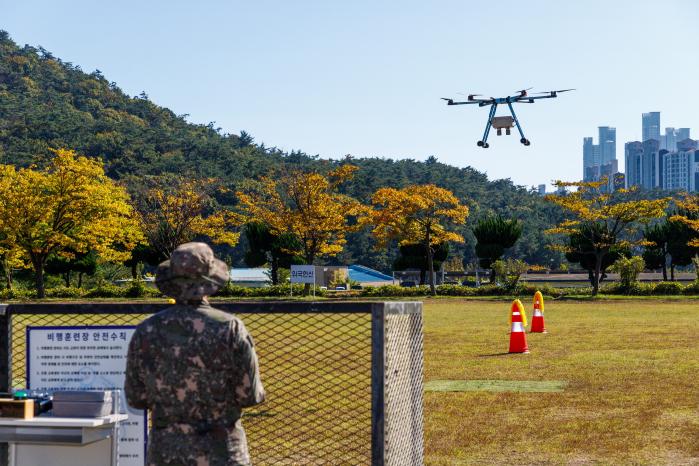 4일 육군53보병사단(왼쪽 사진)과 5보병사단이 각각 개최한 드론봇 전투 경연대회에서 참가자들이 드론을 조종하고 있다. 참가자들은 대회를 통해 전장의 핵심으로 떠오른 드론 활용 역량을 강화했다. 부대 제공