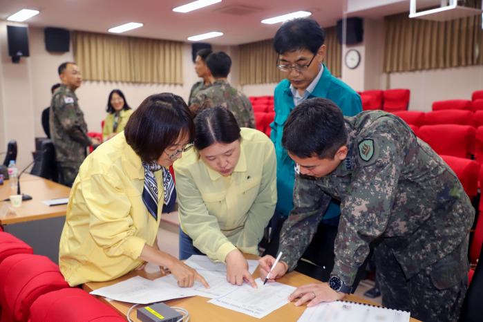 지난달 31일 육군31보병사단 온빛누리홀에서 열린 ‘2024년 후반기 국방병력동원 발전 지방회의’에서 참석자들이 동원 협업 강화방안을 논의하고 있다. 부대 제공