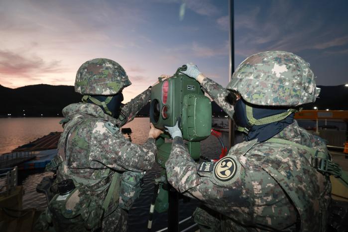 육군39보병사단 남해대대 임촌소초 기동TOD반 장병들이 경남 남해군의 한 항포구에서 차량에 장비를 탑재한 기동 열영상감시장치(TOD)를 활용해 야간 해안경계작전을 펼치고 있다. 사단은 최근 엄중한 안보상황과 적 도발양상에 맞춰 해안선 일대 경계태세를 강화했다. 김병문 기자