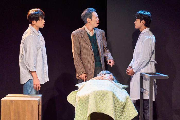 연극 ‘나와 할아버지’의 한 장면. 사진=공연배달서비스간다