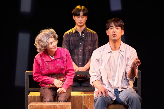 연극 ‘나와 할아버지’의 한 장면. 사진=공연배달서비스간다