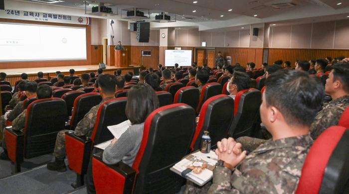 5일 해군교육사 대강당에서 주요 지휘관 및 참모, 교육관계관 등 180여 명이 참석한 가운데 2024년 교육발전회의가 열리고 있다. 부대 제공