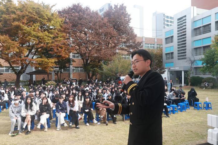 4일 경기도 안양시 근명고등학교에서 열린 찾아가는 모병 설명회 ‘해군 파이브’에서 해군 재경근무지원대대 모병관 오준현 대위가 해군 복무의 장점을 설명하고 있다.