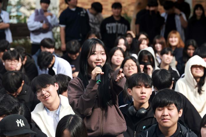 해군에 대해 궁금한 점을 질문하는 학생.