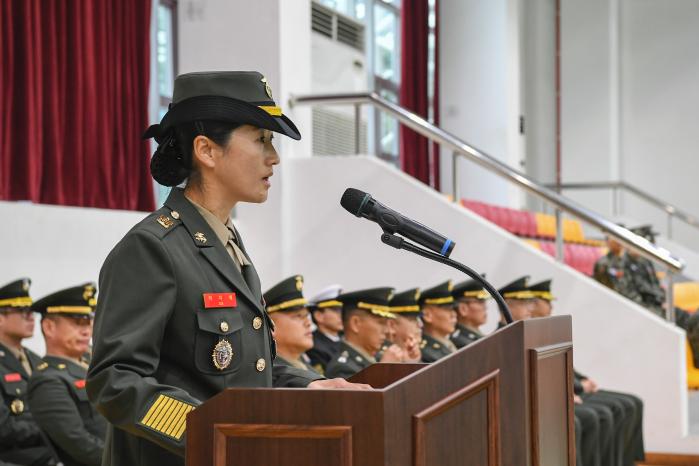 5일 해병대교육훈련단 상승관에서 열린 신병교육대대 주임원사 이·취임식에서 이지애 원사(진)가 취임사를 하고 있다. 사진 제공=최태준 하사