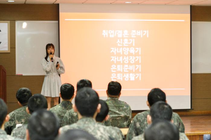 5일 육군5보병사단에서 열린 금융경제 교육에서 이혜성 아나운서가 강연하고 있다. 부대 제공