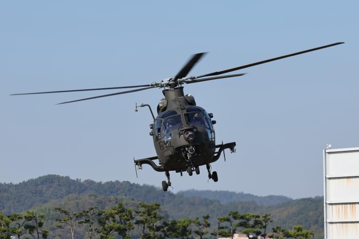 LAH-1 미르온 헬기가 5일 한국항공우주산업(KAI) 비행장에서 진행된 수락시험비행에서 공중기동하고 있다.