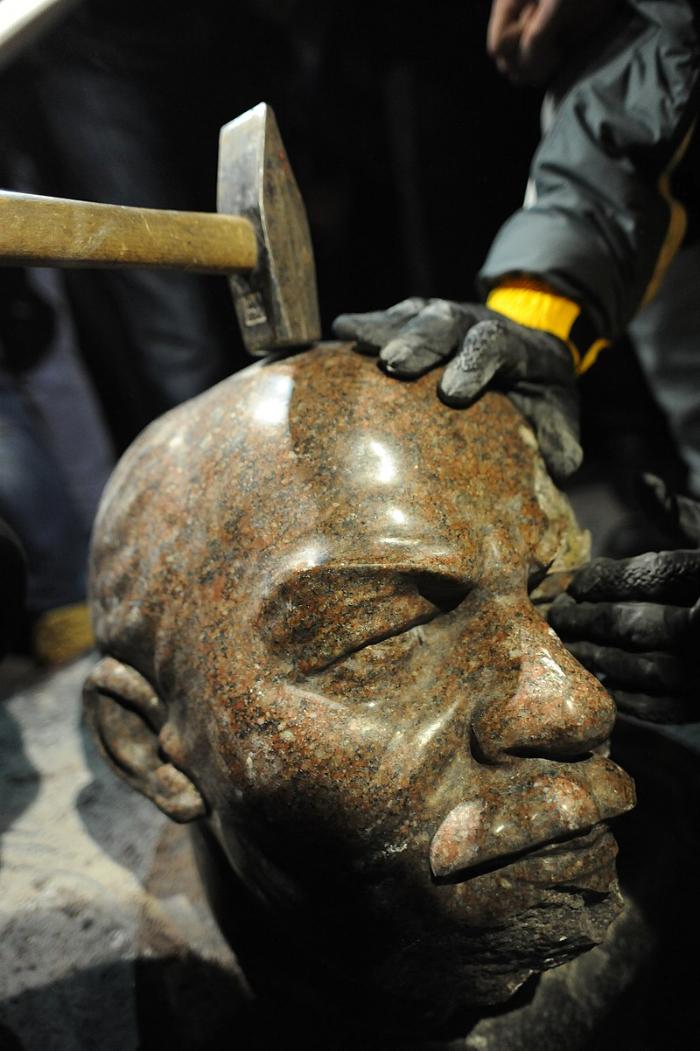 기념비에서 잘려 나간 레닌 두상. 출처=위키백과