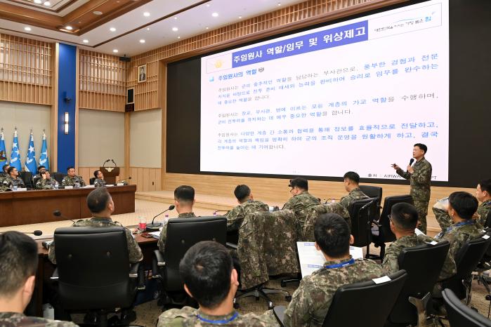 6일 공군본부 대회의실에서 열린 ‘2024년 공군주임원사단 회의’에서 박석화 공군주임원사가 ‘주임원사의 역할·임무 및 위상 제고방안’을 주제로 강연하고 있다. 공군 제공